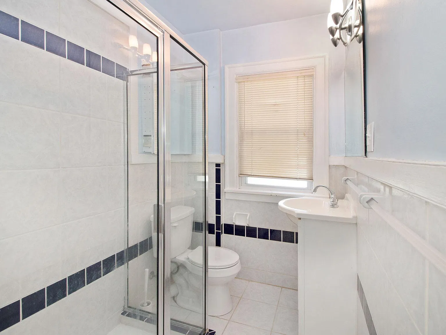 6 bed, 2.5 bath, 1950 sqft, $7,200 — Photo 4