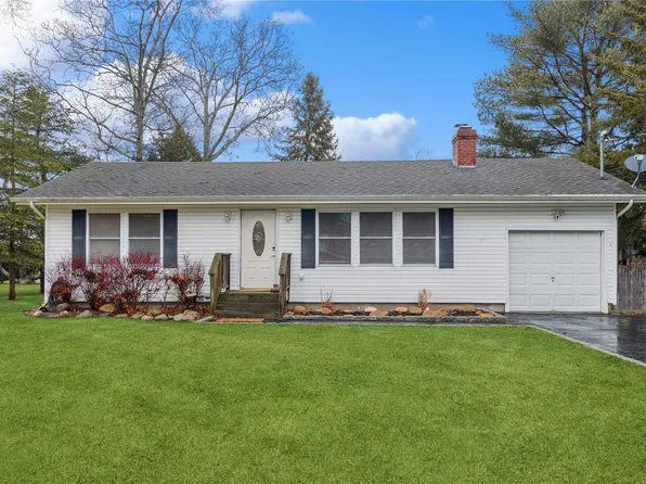25 Heather Drive, Center Moriches, NY 11934
