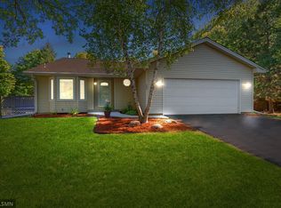 970 Redwing Ct, Chanhassen, MN 55317