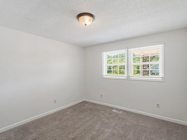 1229 Everett Rd — Photo 16