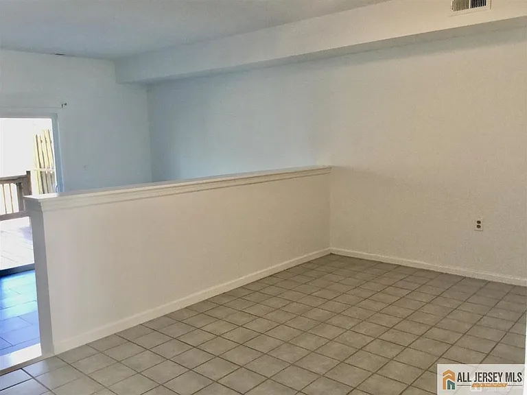 682 Darlington Dr — Photo 7