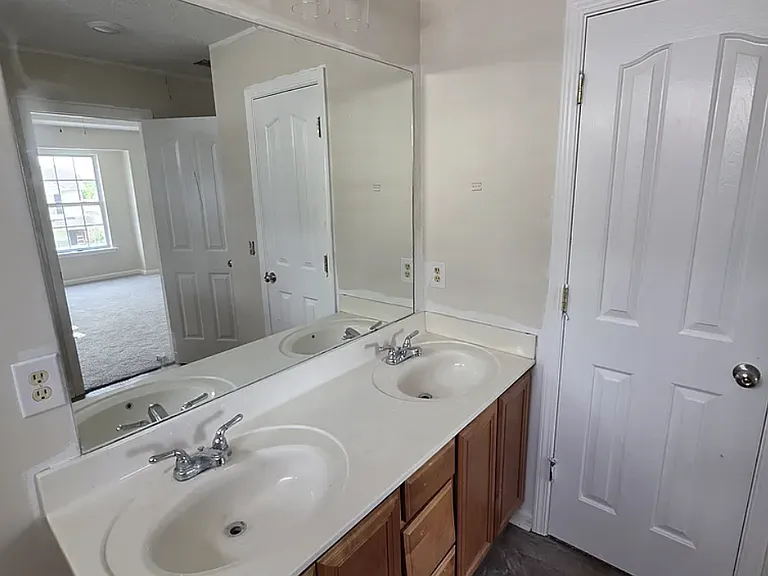 1240 Shannon Ln — Photo 12