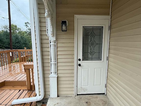 5th image of 701 E 2nd St