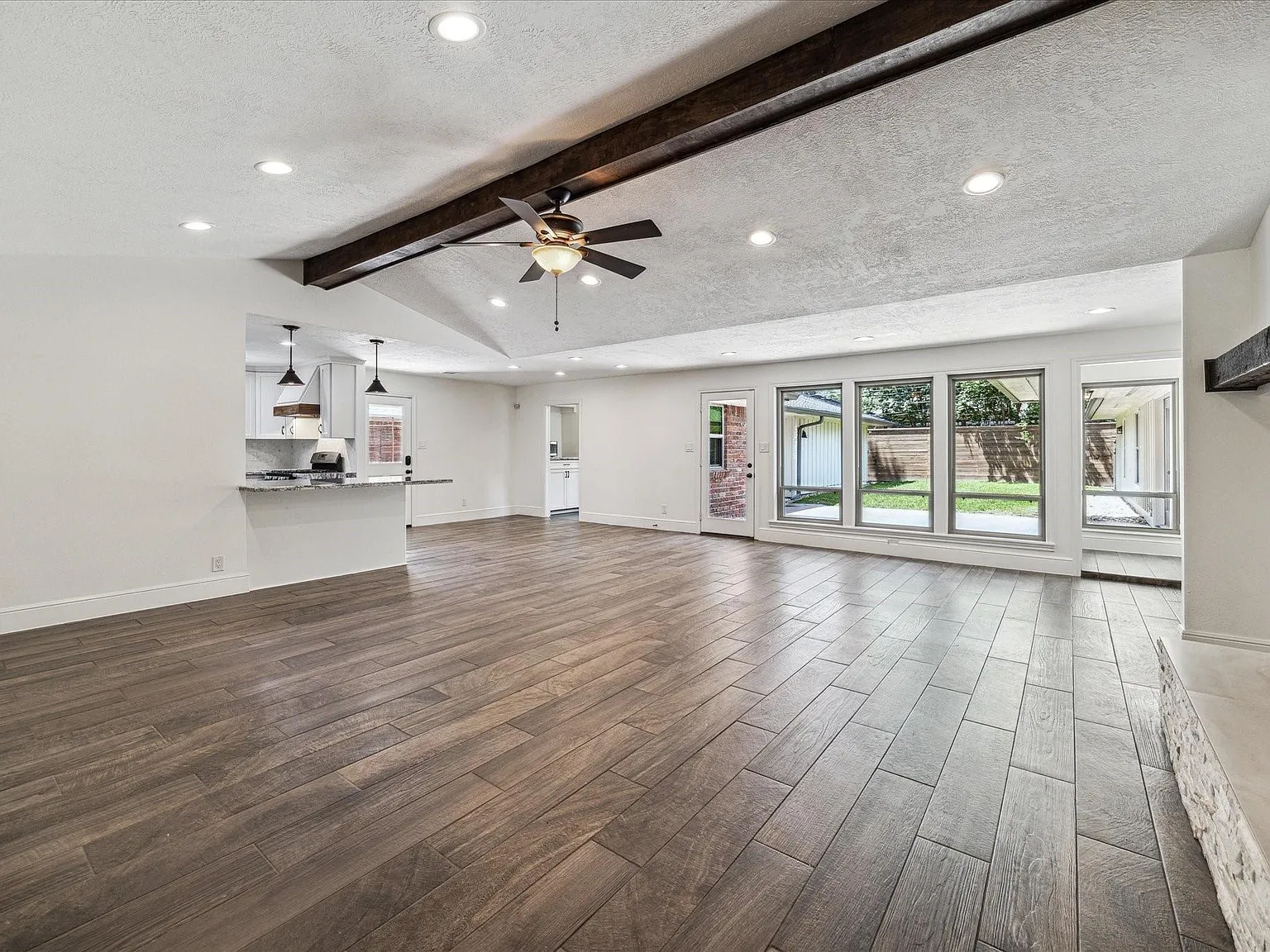 4 bed, 4.0 bath, 3070 sqft, $4,500 — Photo 2