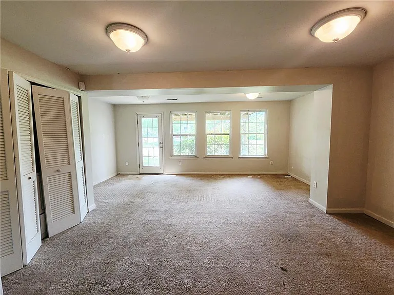 1073 Sparrow Way — Photo 4
