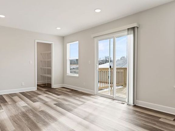 5th image of 332 SE Rose Garden Ln