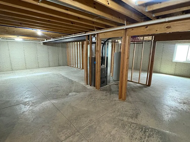 701 Stephanie Ct — Photo 14