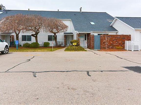 2nd image of 915 Stratford Ln
