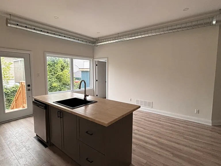 84 Eccles St #4 — Photo 3