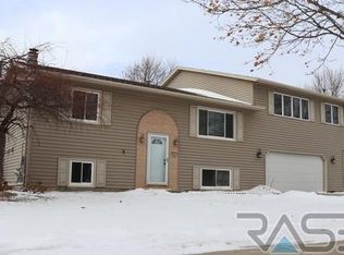 6101 W Cheyenne Dr, Sioux Falls, SD 57106