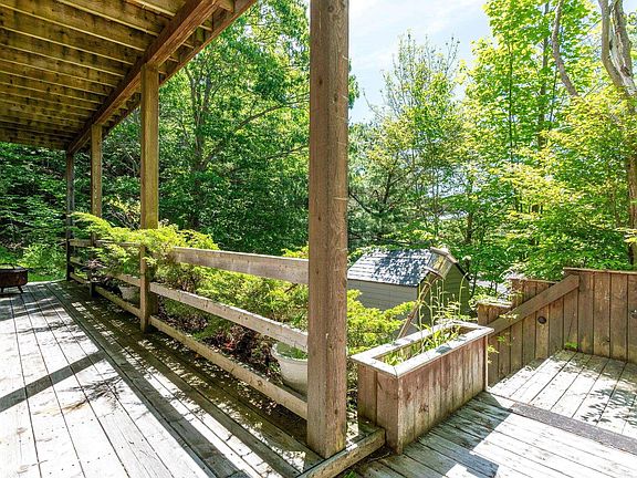 4th image of 69 Meadowbrook Dr