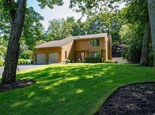 128 N Country Rd, Shoreham, NY 11786