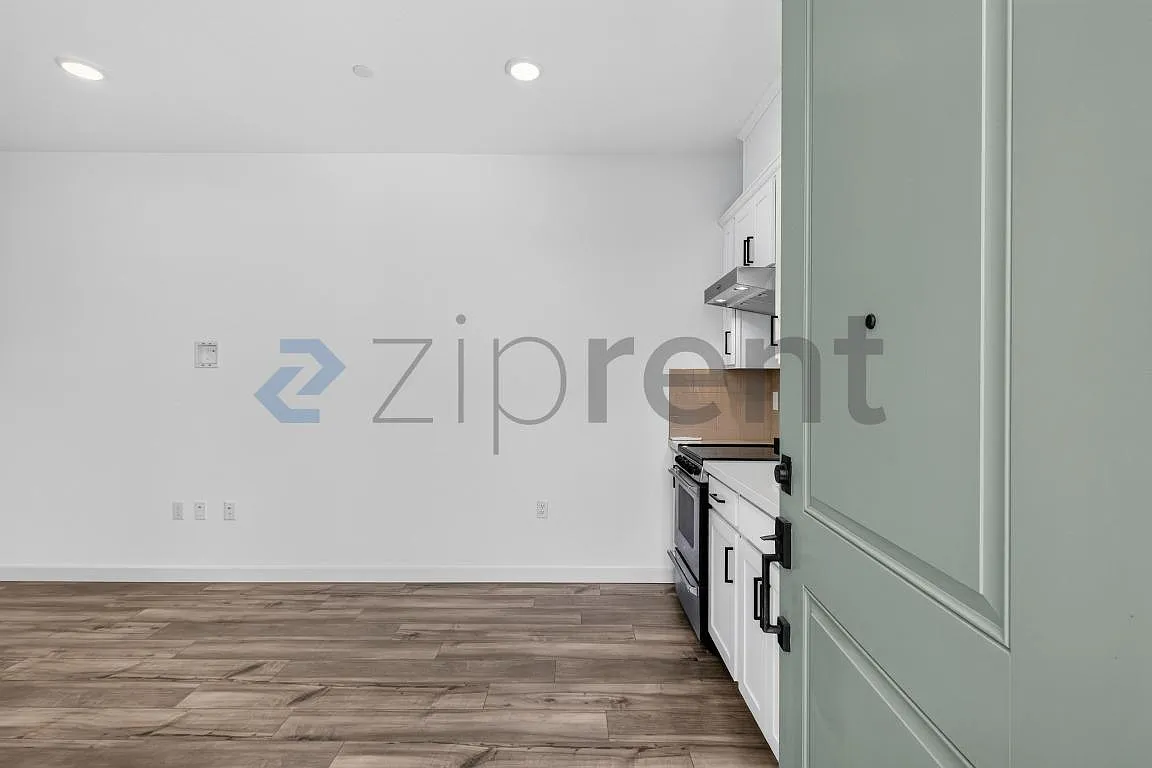 Studio, 330 sqft, $1,400 — Photo 4