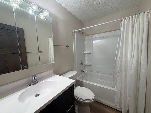 4th image of 905 Redwood St W #3
