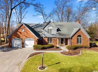 626 W Ravinwoods Rd, Peoria, IL 61615