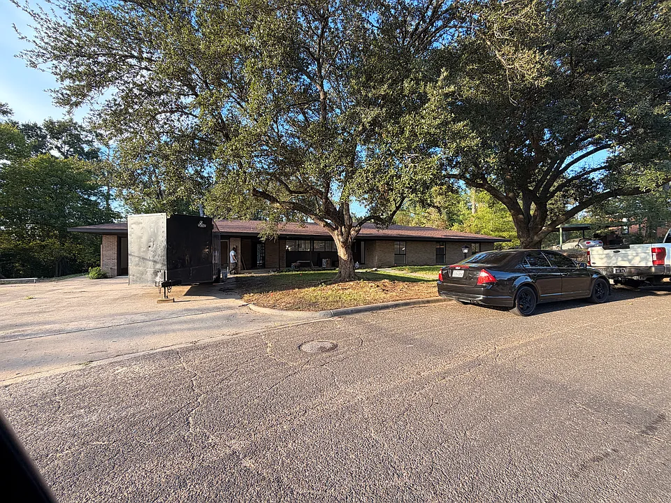 1604 Mustang Dr