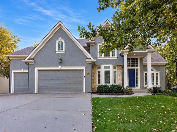 10245 Magnolia Ln, Parkville, MO 64152