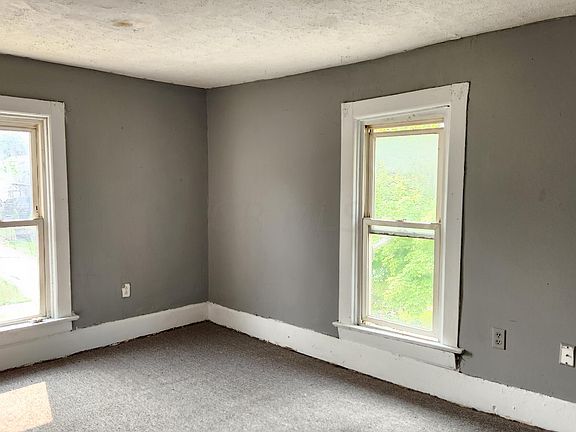5th image of 633 Mary St