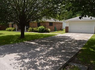 502 E Oak St, Highlands, TX 77562