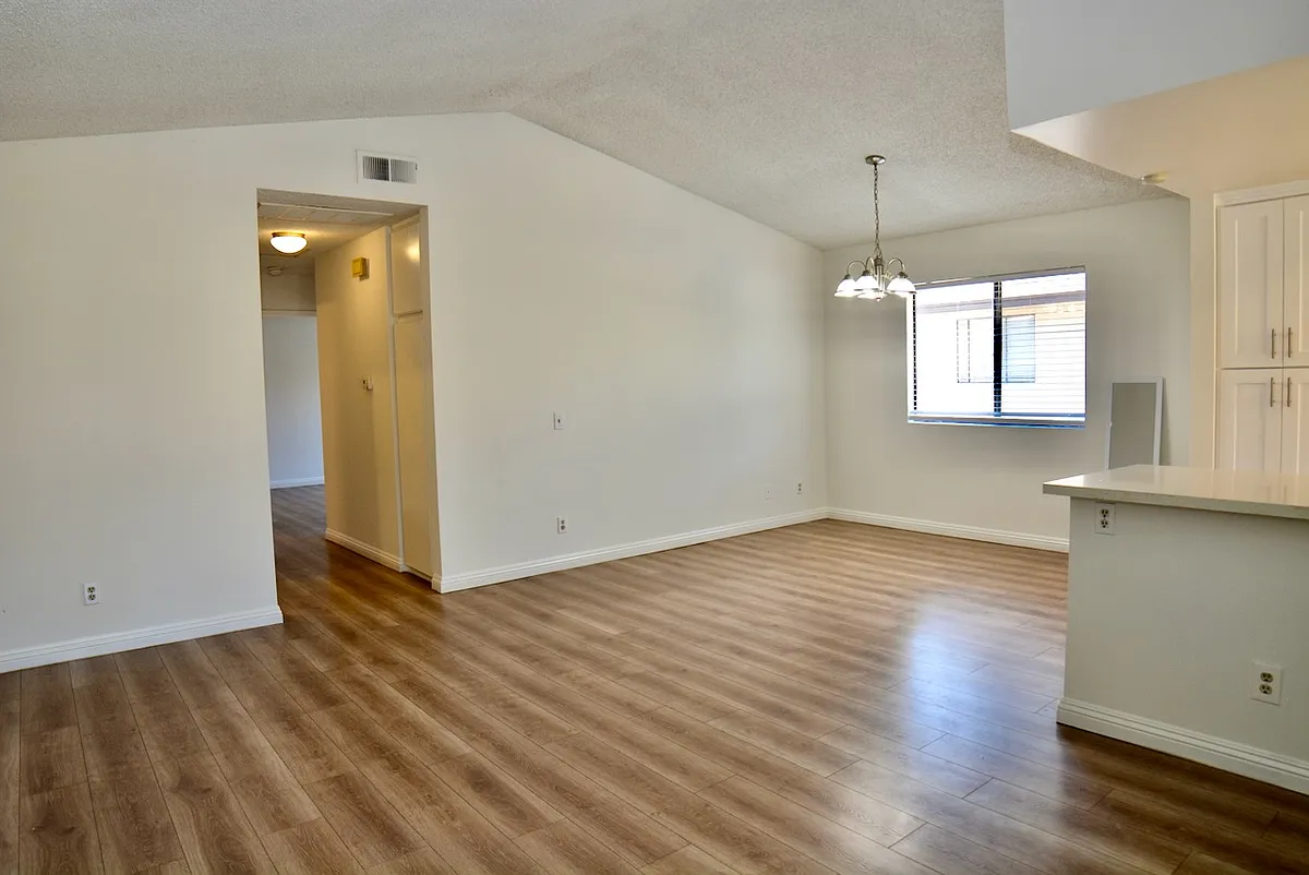Building Photo - 21696 Laurelrim Dr #B