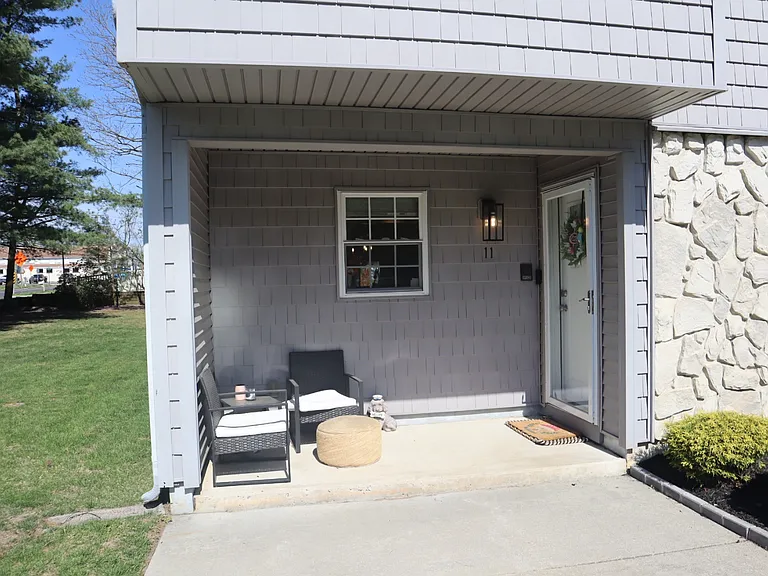 11 Harbor Dr — Photo 1