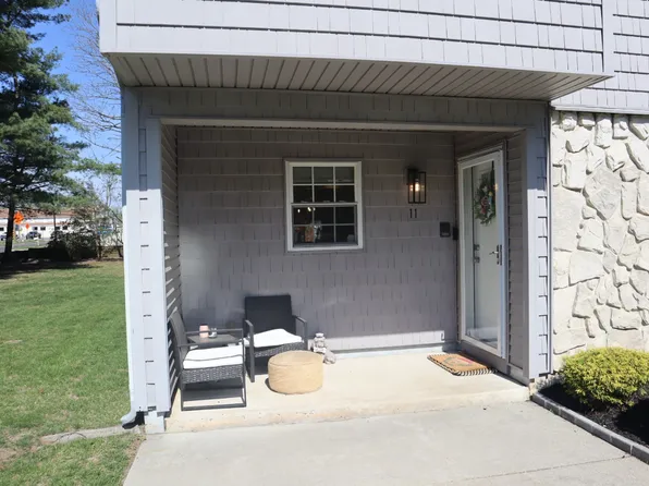 11 Harbor Dr, Hammonton, NJ 08037