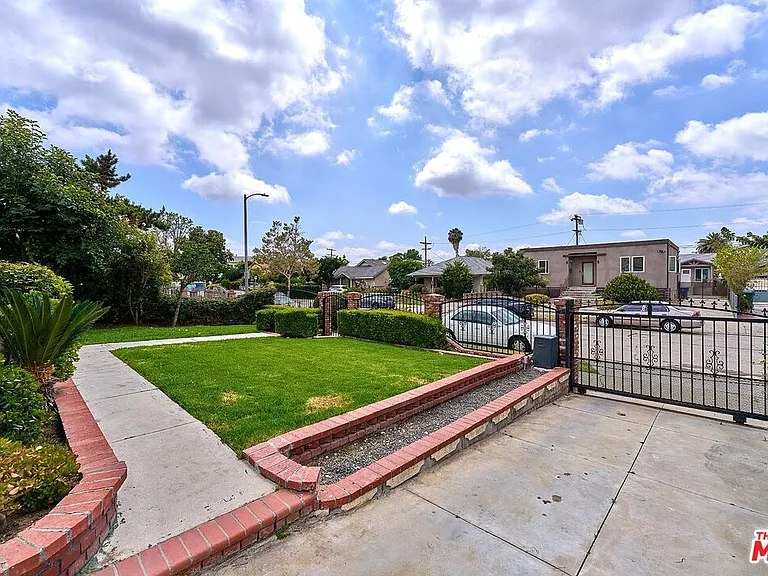 1120 S Plymouth Blvd — Photo 4