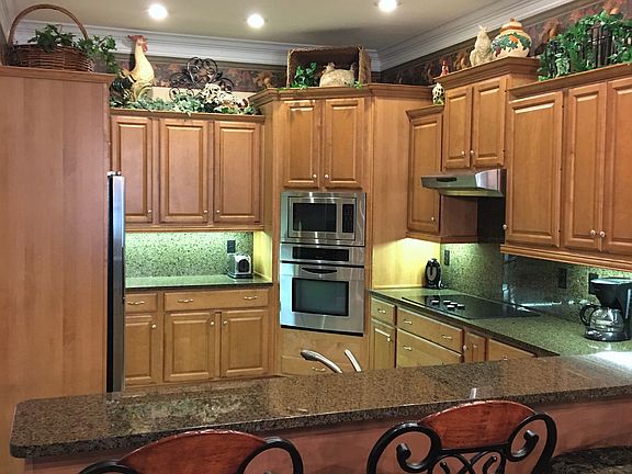 4th image of 1688 Lakeview Dr