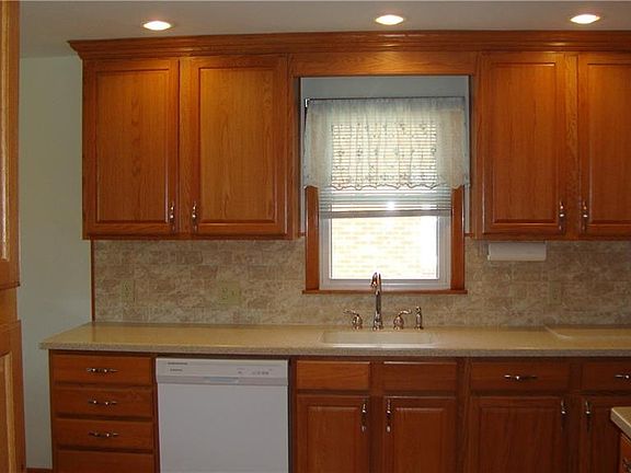 5th image of 191 Meadowbrook Dr