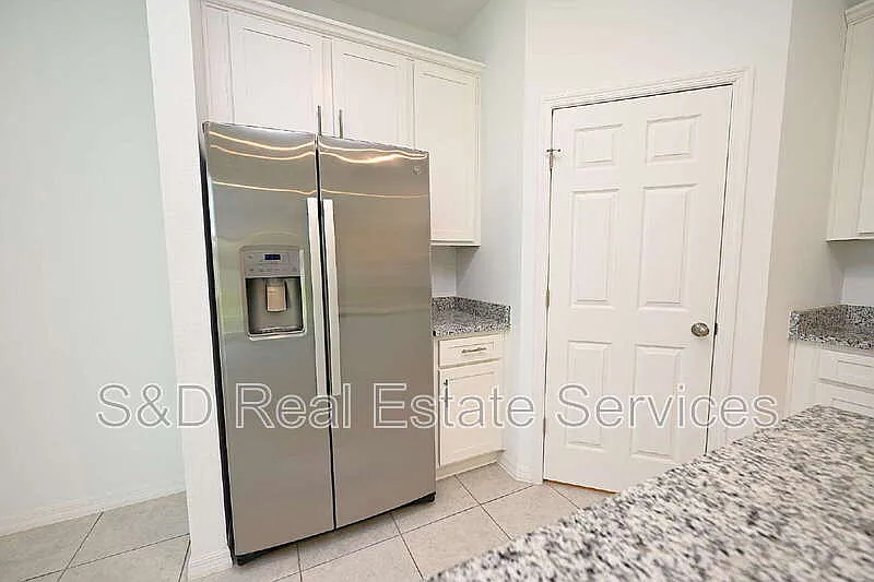 3 bed, 2.0 bath, 1350 sqft, $1,800 — Photo 3
