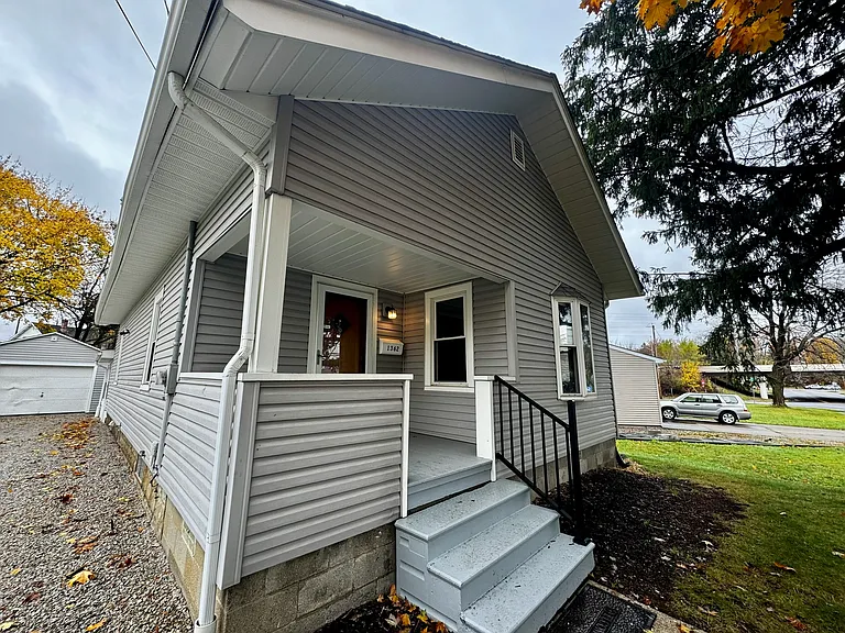 1362 Easton Dr — Photo 1