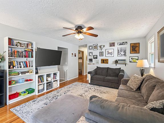 3rd image of 4026 6th St NE