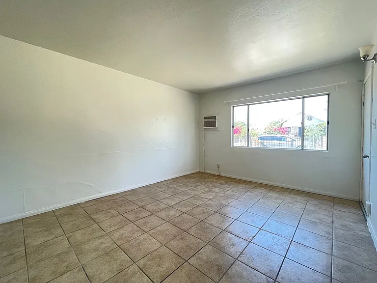 820 E C St — Photo 7