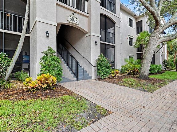 4th image of 3023 Alcazar Place #201