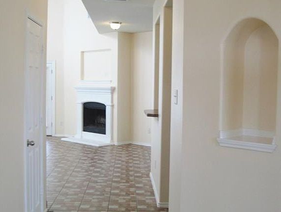 4th image of 1601 Cambridge Dr