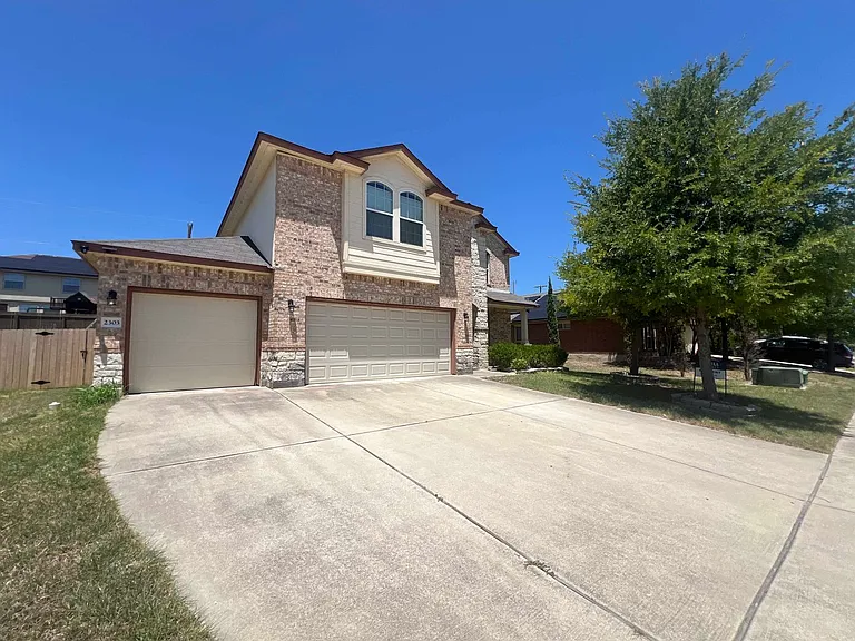 2303 Scott Dr — Photo 2