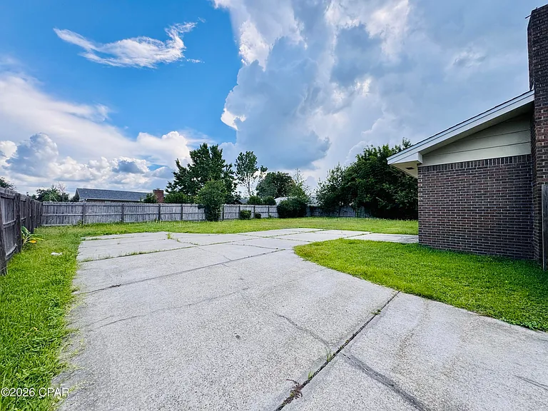 618 Gabriel St — Photo 23