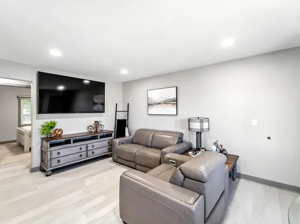 (undisclosed Address), Pleasant Hill, IA 50327