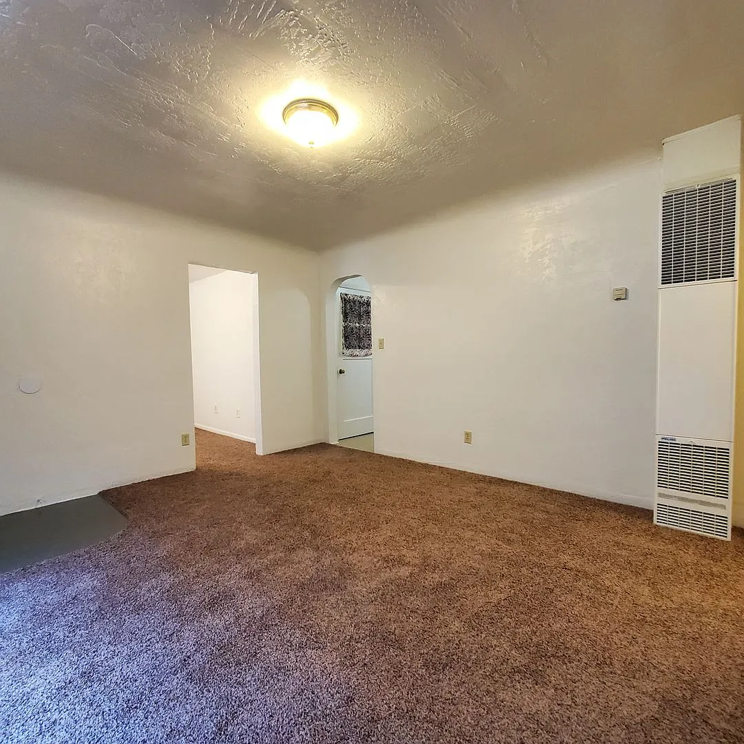 Cozy 2 Bed, 1 Bath Home close to Burkhart park!! — Photo 2