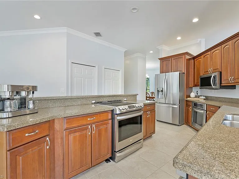 300 Wentworth Ct — Photo 24