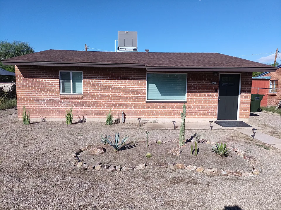 943 N Chrysler Dr