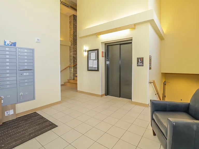 142 W Johnson St — Photo 30