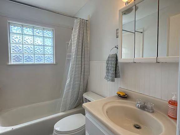 3rd image of 508 Holman Ln