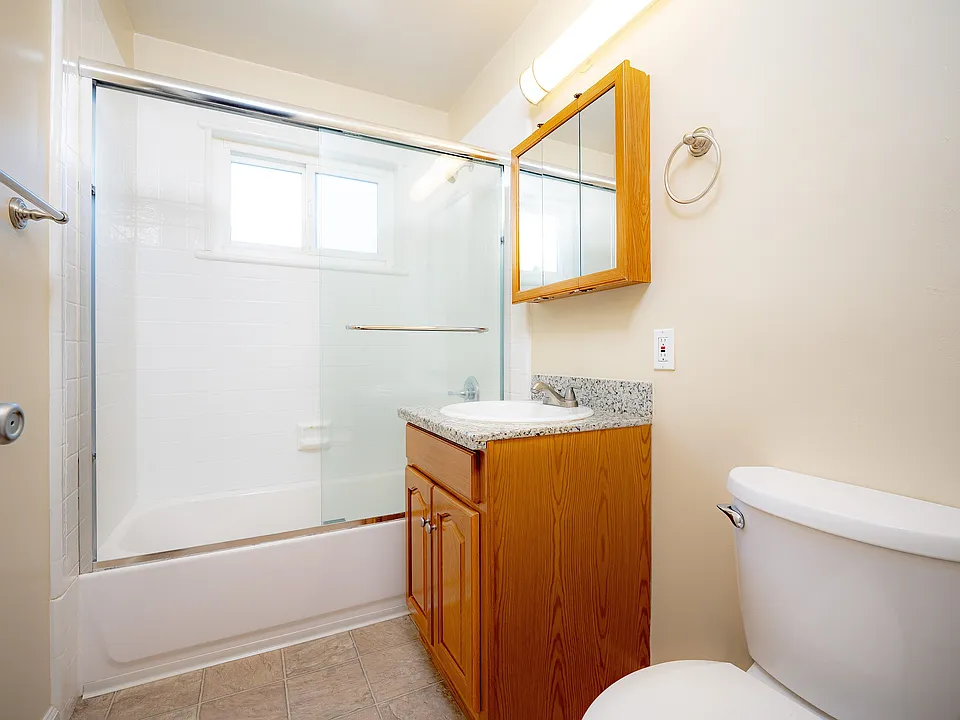 948 Ravenscourt #1 bath