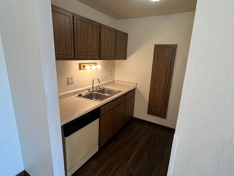 Courtyard Apartment Homes - 816 — Photo 11