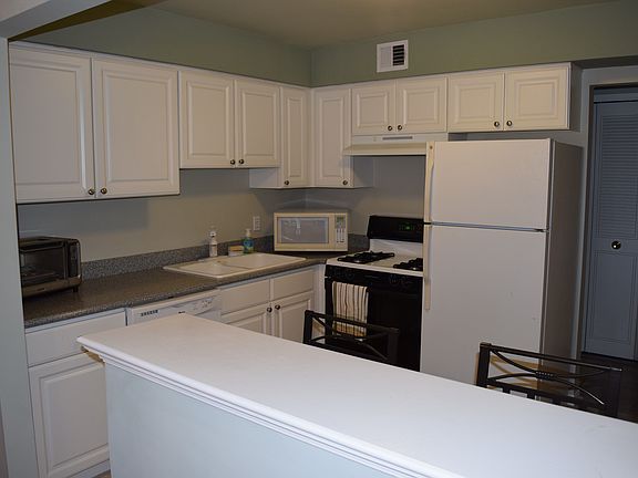 5th image of 484 Fox Hills Dr N APT 8