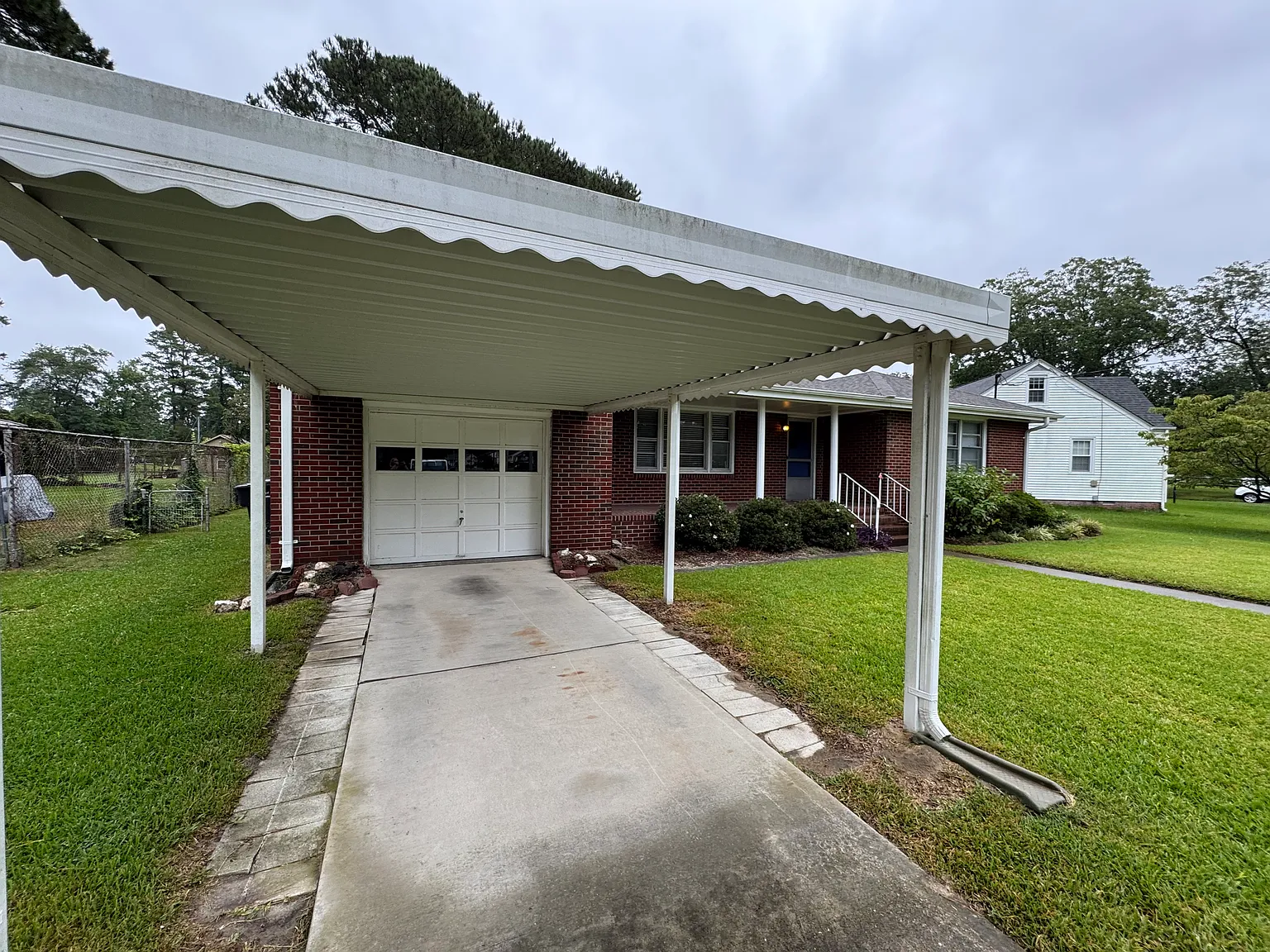 3 bed, 1.5 bath, 1400 sqft, $2,000 — Photo 2