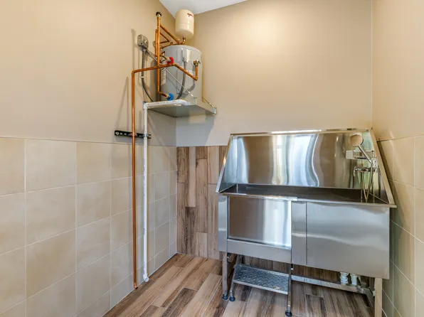 The Jewel Whispering Oaks