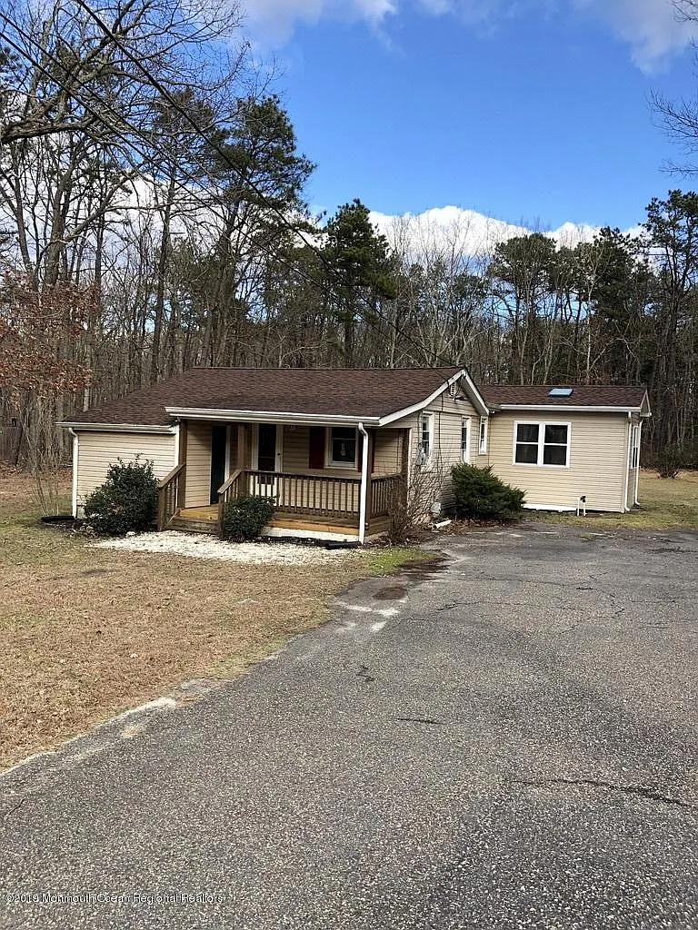 147 Willow Dr photo 1