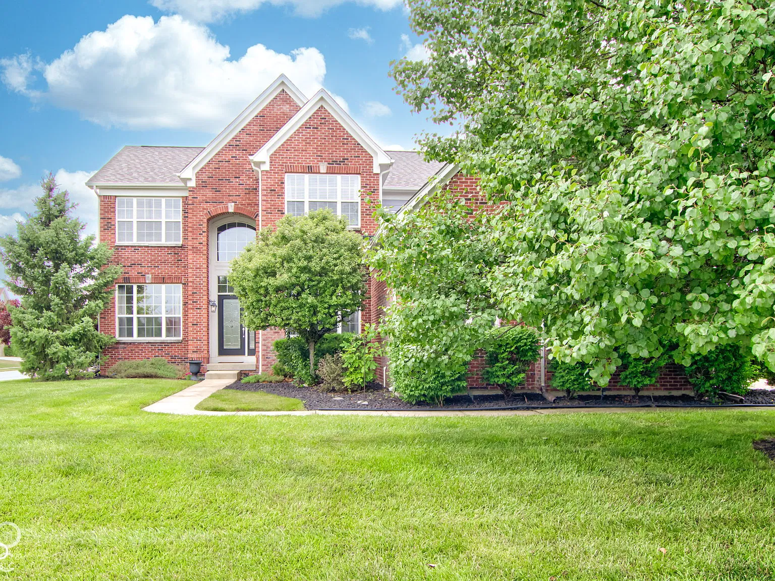 4 bed, 2.5 bath, 4500 sqft, $3,800 — Photo 2